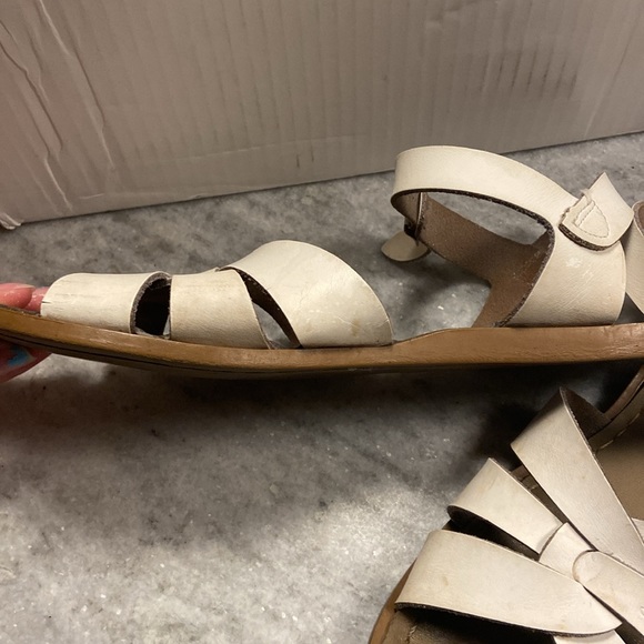 White salt water sandles lightly used but still in very good shape - Picture 7 of 8